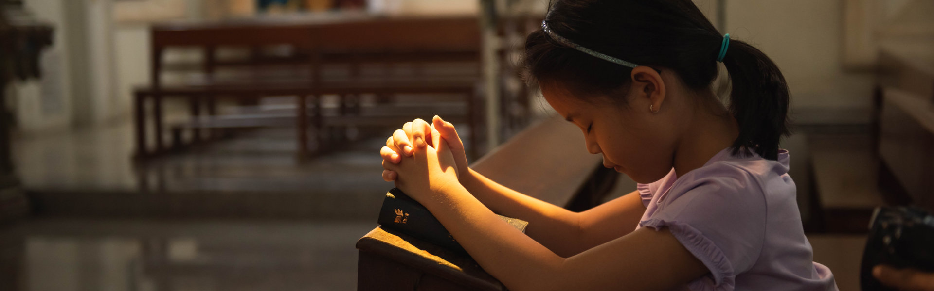 a kid focus on her prayer